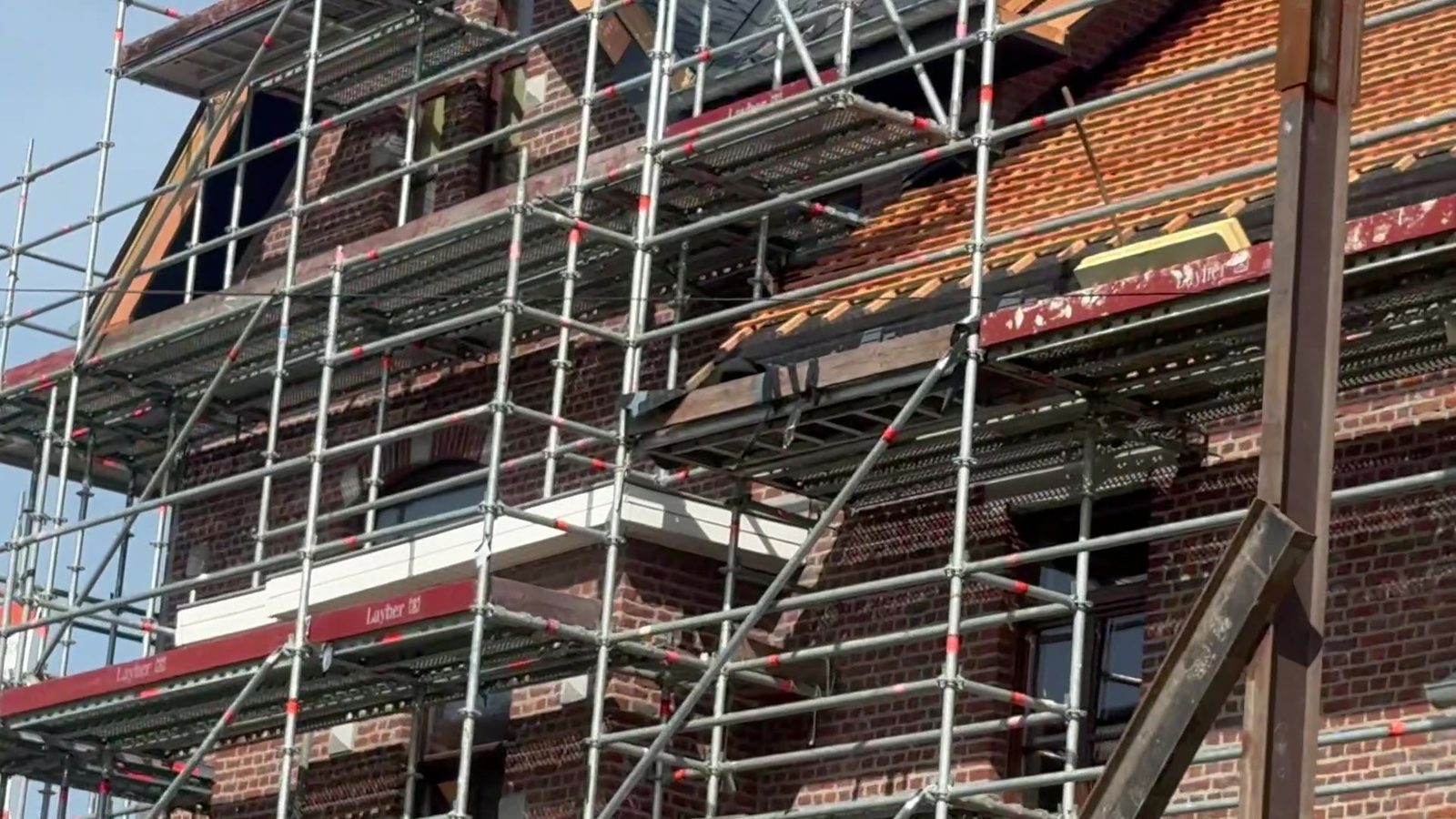 Détail rapproché de l'échafaudage et de la façade en briques pendant la mission