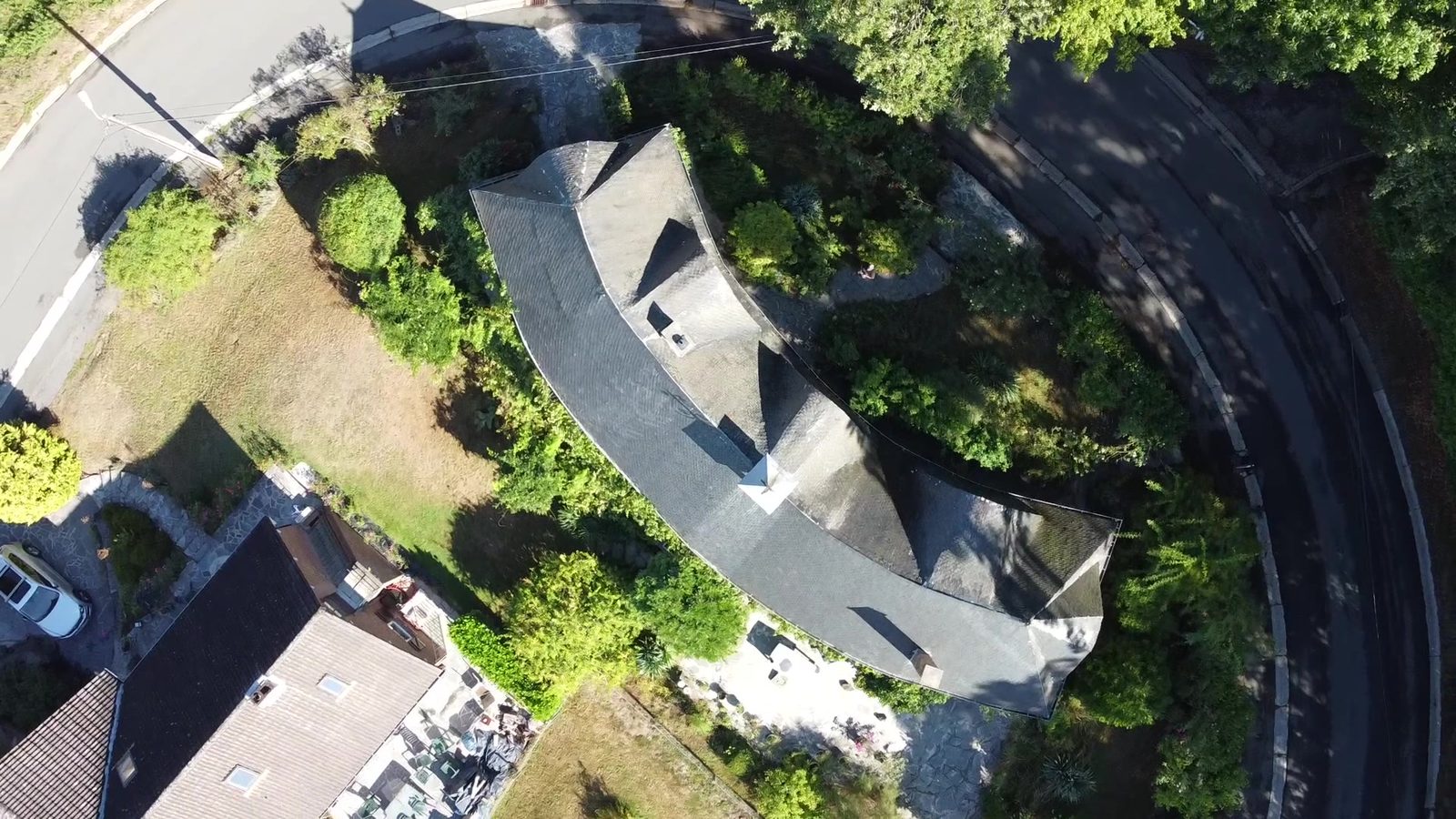 Vue aérienne drone de la toiture ardoise dans son contexte