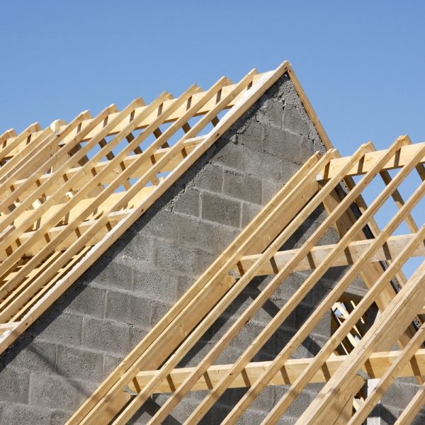 Charpente neuve bois sur pignon béton construction neuve