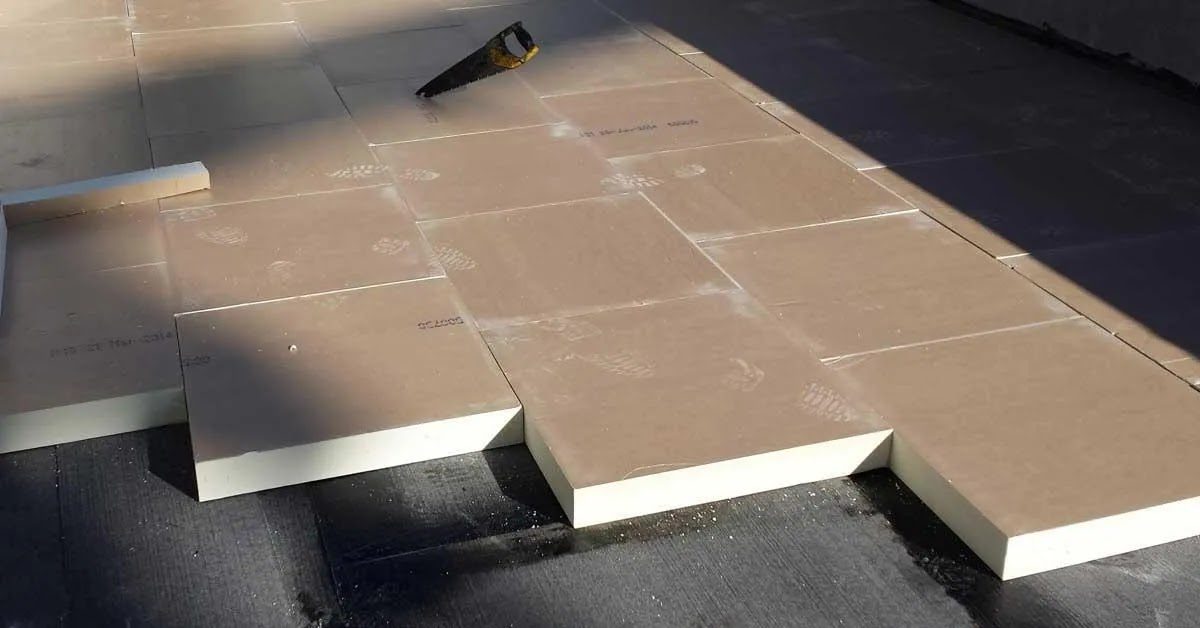 Étanchéité bitume IKO sur toiture industrielle grande surface coordination 2 ouvriers