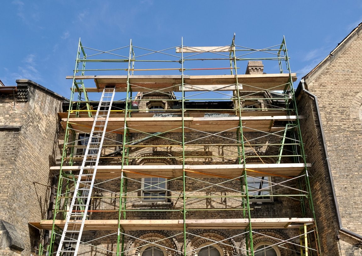 Façade patrimoniale entièrement échafaudée pour rénovation 5 niveaux Bruxelles