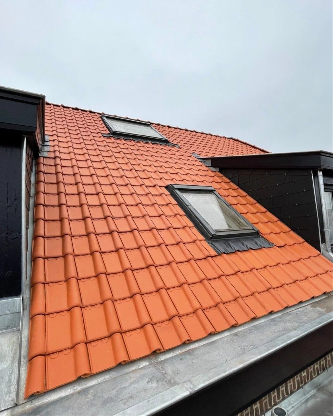 Toiture tuiles rouges neuves avec deux velux après rénovation complète